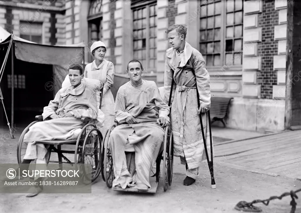 Injured Soldiers getting some Air, Military Hospital No. 1, Paris, France, Lewis Wickes Hine, American National Red Cross Photograph Collection, August 1918