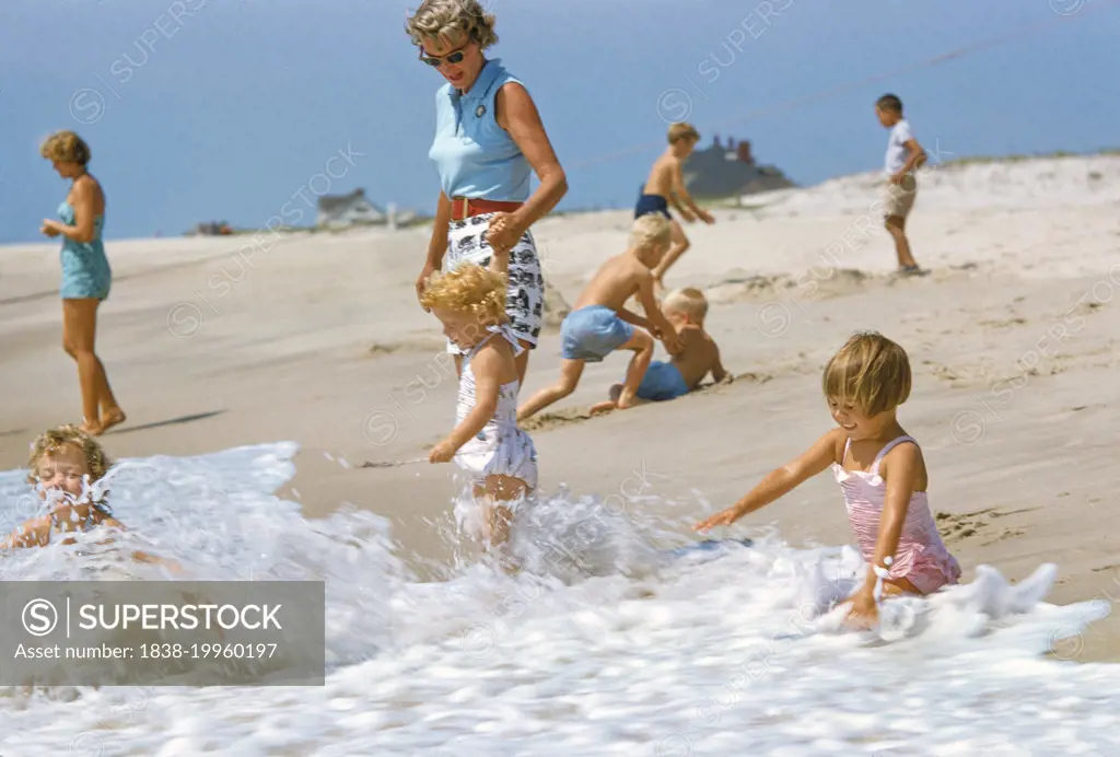 Children playing at Hamptons Beach, Long Island, New York, USA, Toni Frissell Collection, August 1955