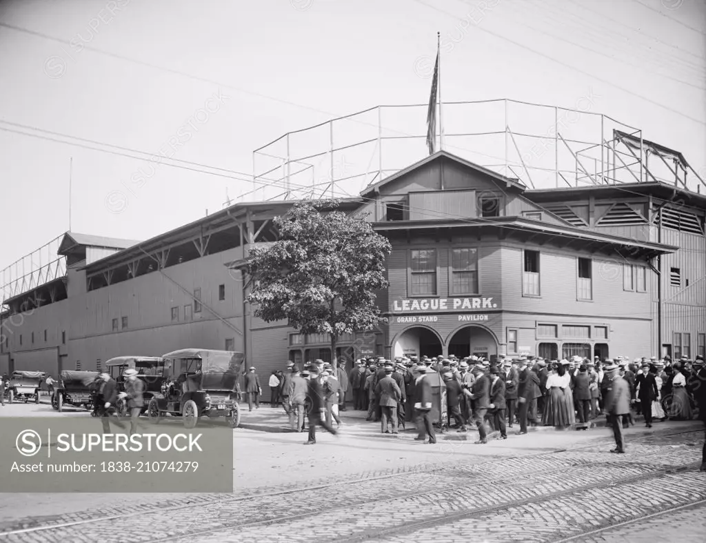 Crowd outside of League Park, Cleveland, Ohio, USA, circa 1909