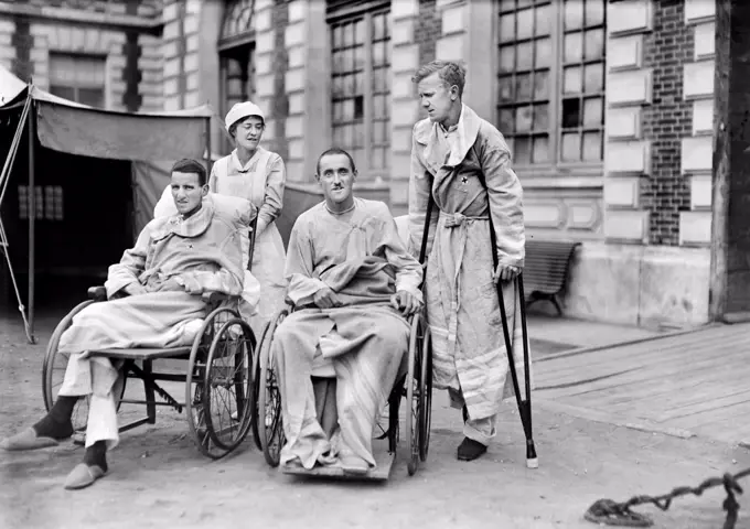 Injured Soldiers getting some Air, Military Hospital No. 1, Paris, France, Lewis Wickes Hine, American National Red Cross Photograph Collection, August 1918