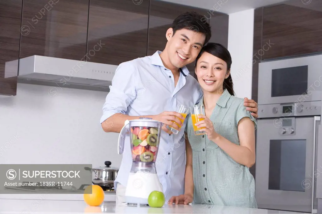 Couple drinking fresh fruit juice