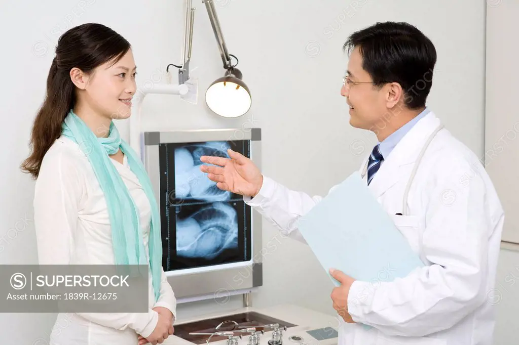 Doctor discussing the results of an X_ray with his patient