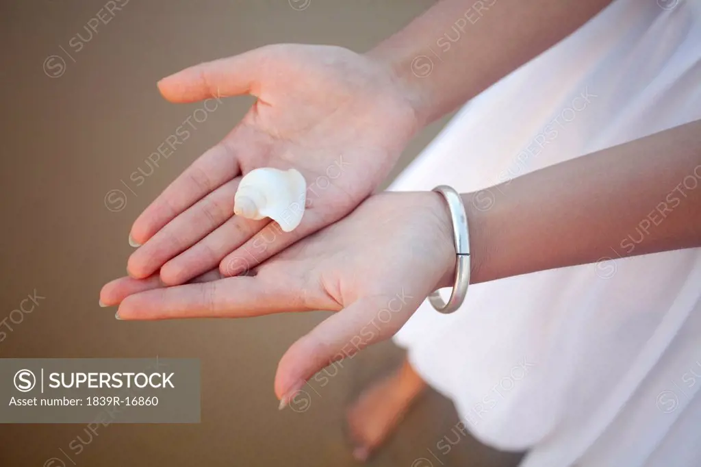 Seashell in the palm of a woman´s hand
