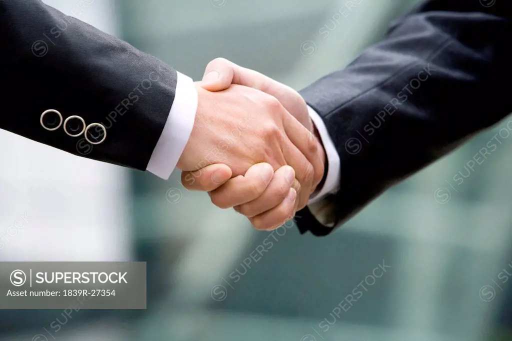 Close_up of businessmen shaking hands