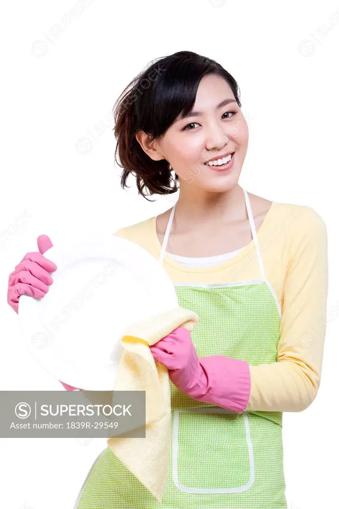 Housewife drying plates