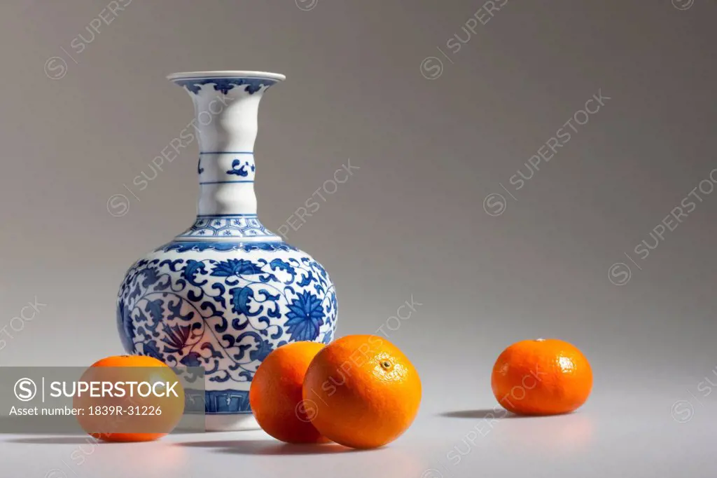 Oranges and Chinese blue and white porcelain