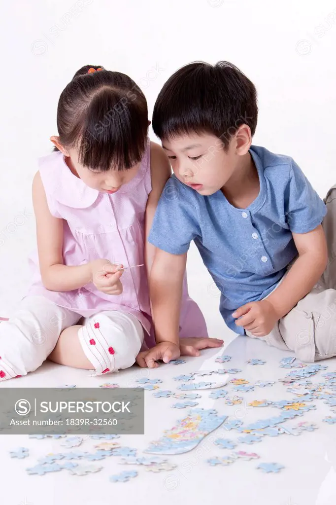Girl playing jigsaw puzzles