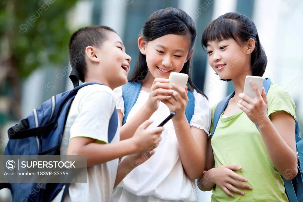 Schoolchildren using smart phones
