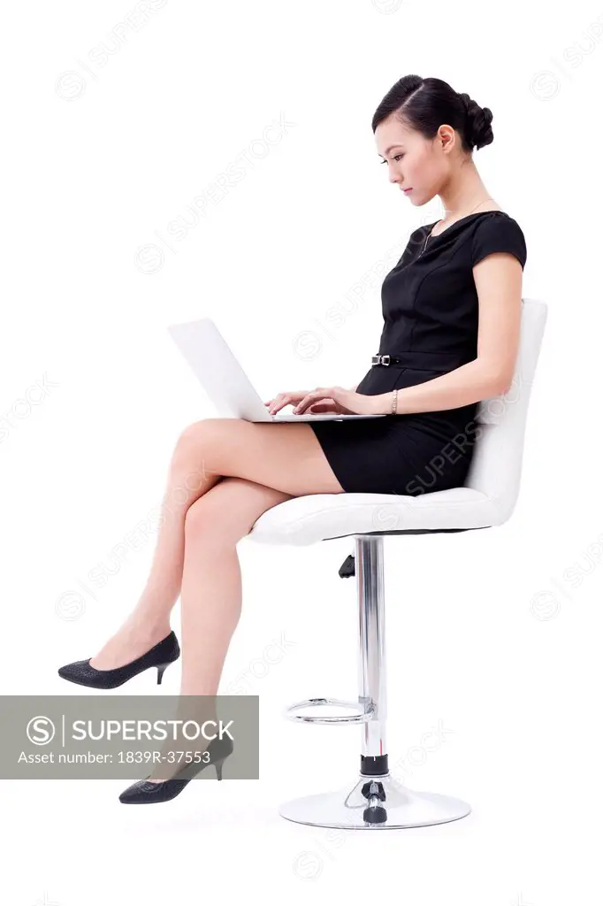 Fashionable businesswoman surfing the net