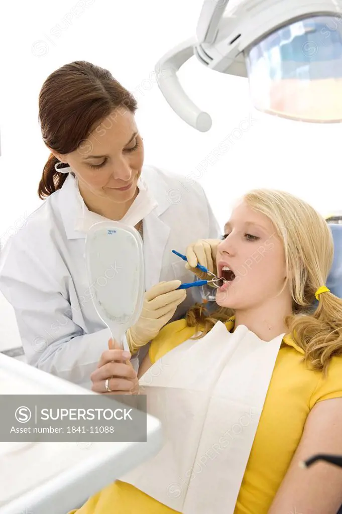Female dentist examining patient´s teeth