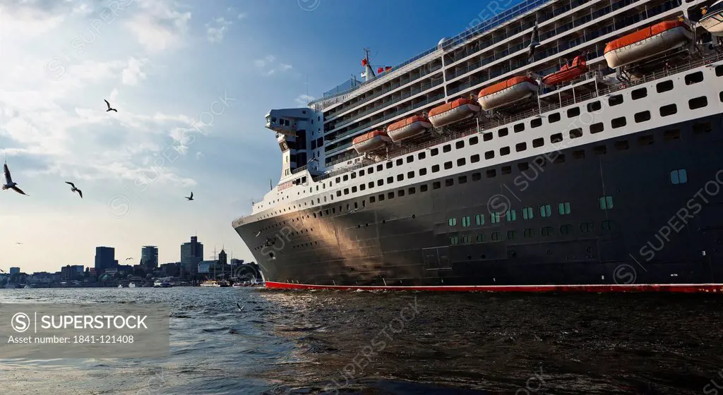 Cruis liner Queen Mary 2 sailng from Hamburg Harbour, Hamburg, Germany, Europe