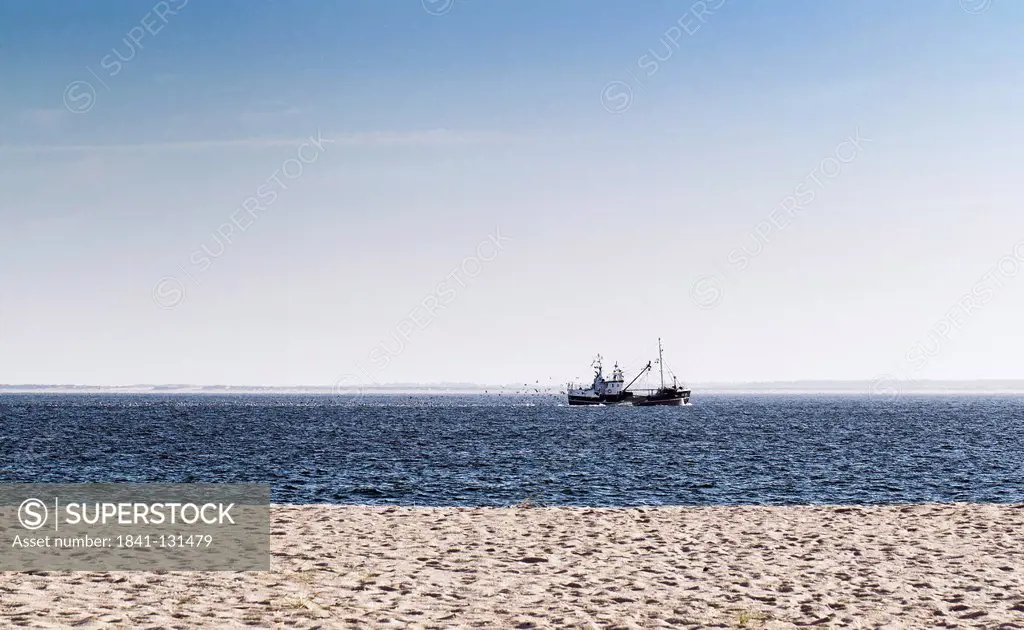 Headline: Shrimp boat on the Nort Sea between islands Sylt and Romo