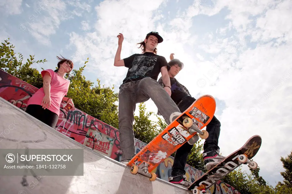 Young people are spending their free time with skateboarding.