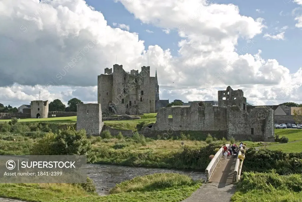 Old ruins of castle at waterfront, River Boyne, Boyne Valley, County Meath, Leinster, Ireland