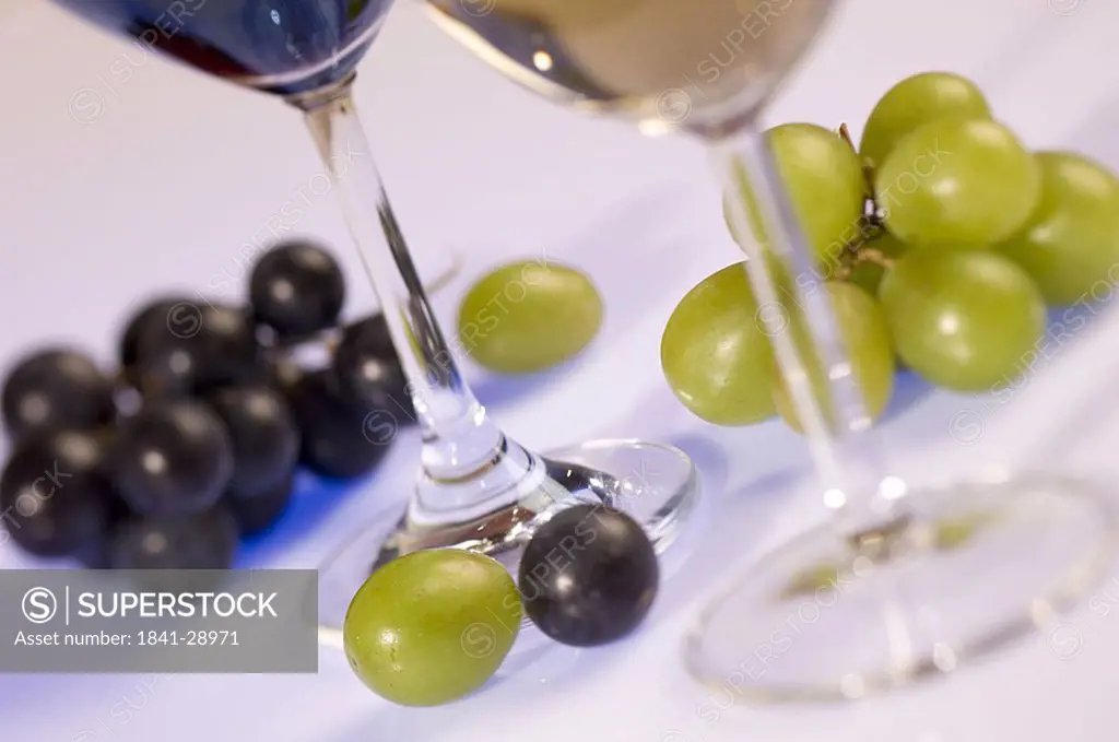 Close_up of glasses of wine and grapes