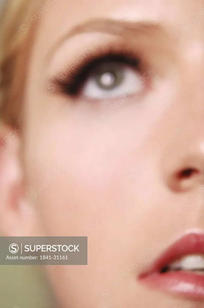Young woman looking up, close_up