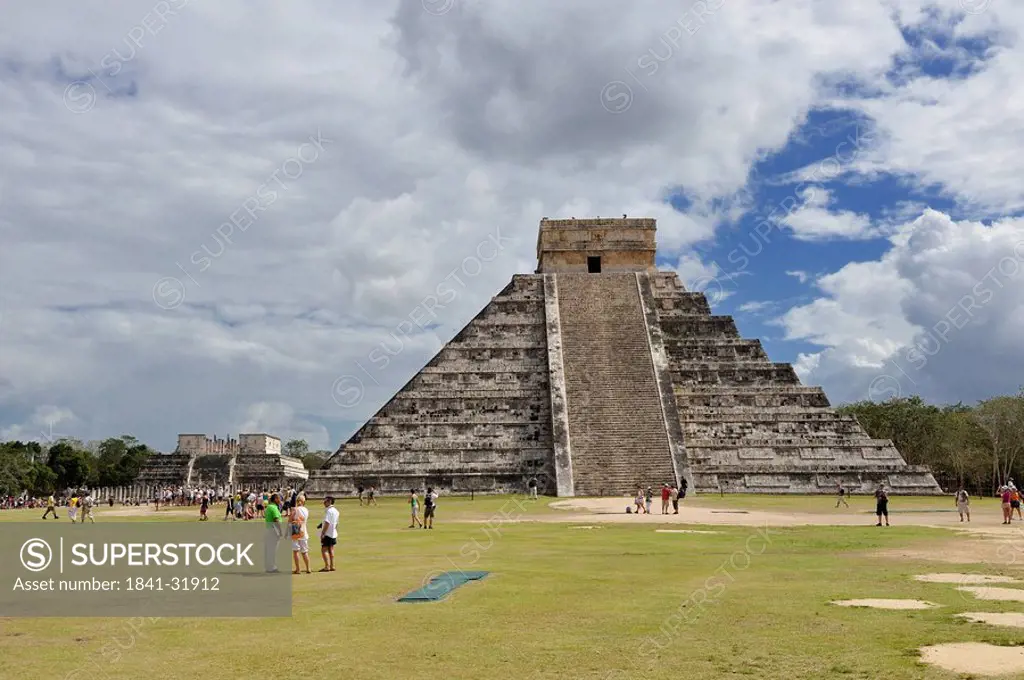 Temple of Kukulcan El Castillo at the Maya ruin site of Chichen Itza, Yucatan, Mexico