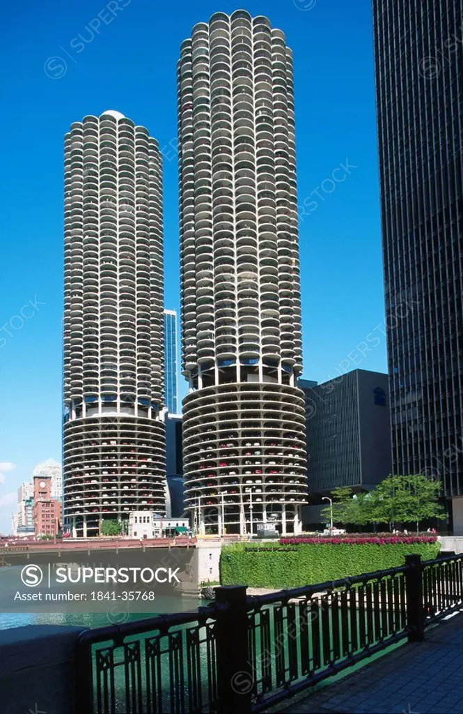 Skyscrapers at riverside, Marina Towers, Marina City, Chicago, Illinois, USA