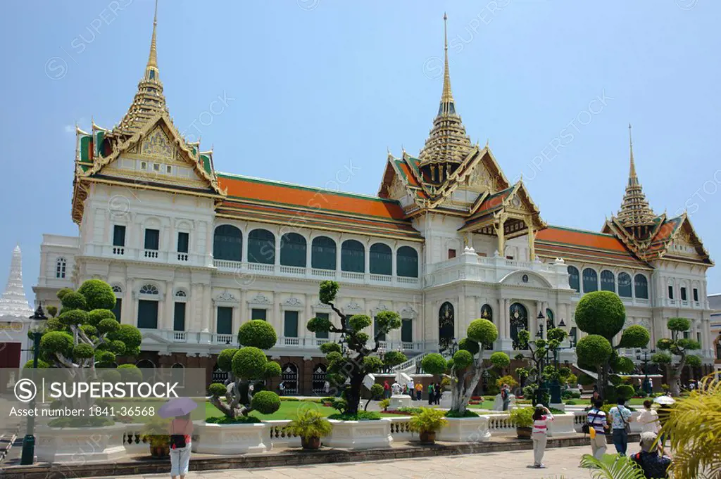 Tourists in front of palace, Chakri Maha Prasat Hall, Grand Palais, Bangkok, Thailand