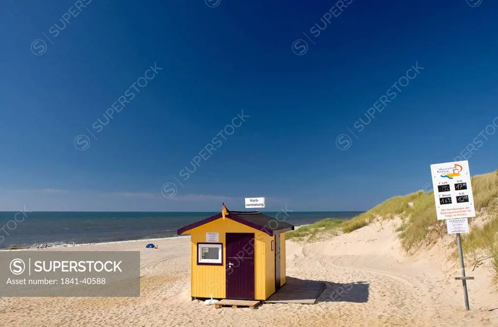 Hut and sign on the beach, Wenningstedt_Braderup, Sylt, Germany