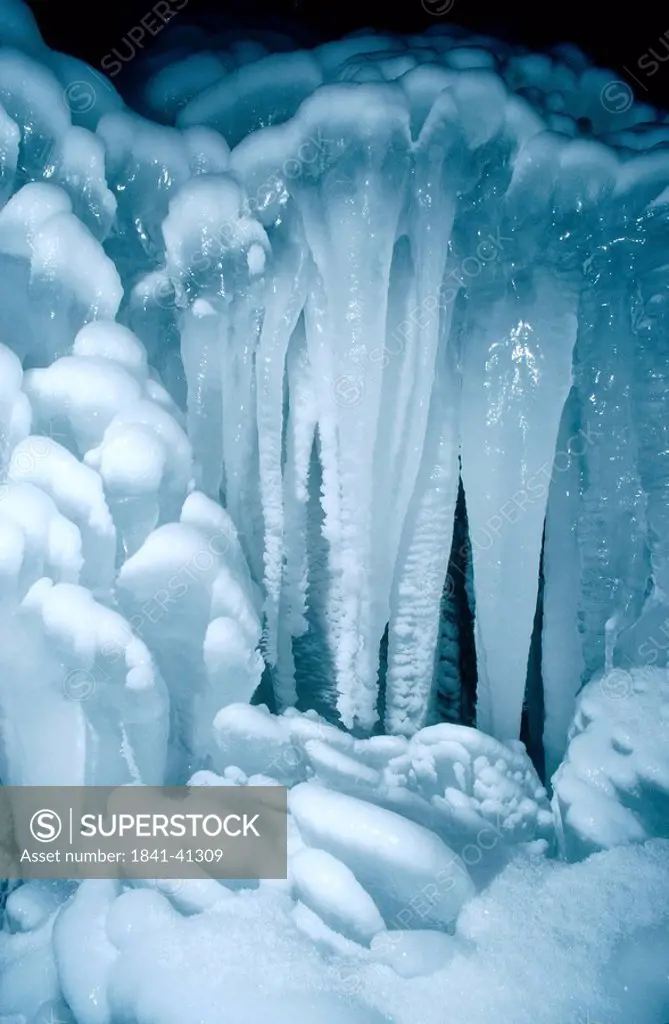 Close_up of icicle