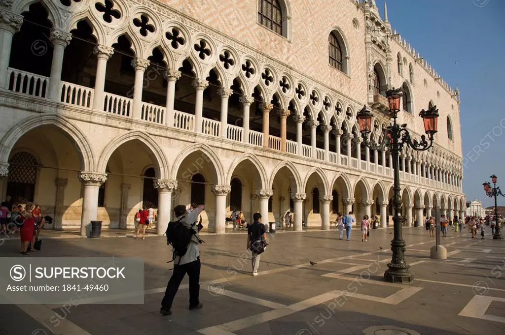 Tourists at palace, Doges Palace, St. Mark´s Square, Veneto, Venice, Italy