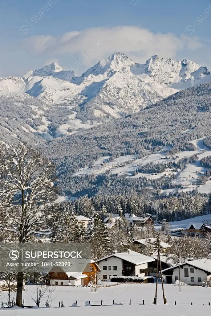 Houses in village with mountain range in background, Niedere Tauern, Ramsau am Dachstein, Liezen, Styria, Austria