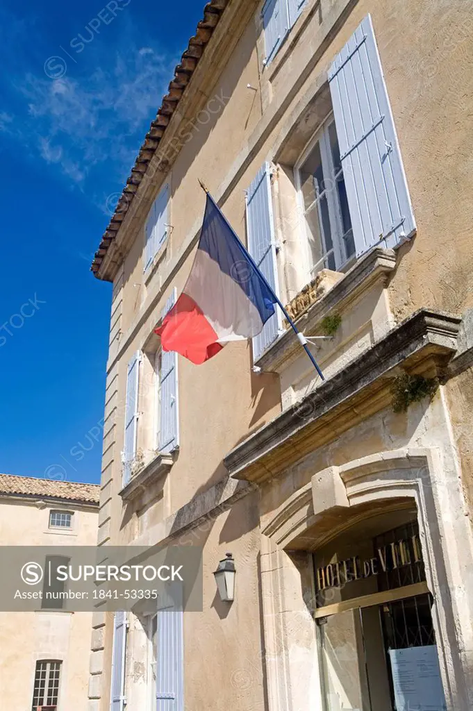 French flag in front of house, Menerbes, Luberon, Vaucluse, Provence_Alpes_Cote d´Azur, France