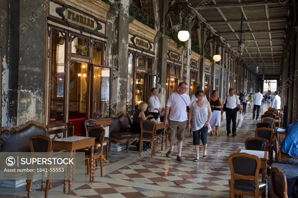 Tourists at restaurant, Procuratie Nuove, St Mark´s Square, Veneto, Venice, Italy