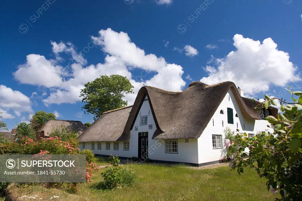 Thatched_roof house in Keitum, Sylt, Germany