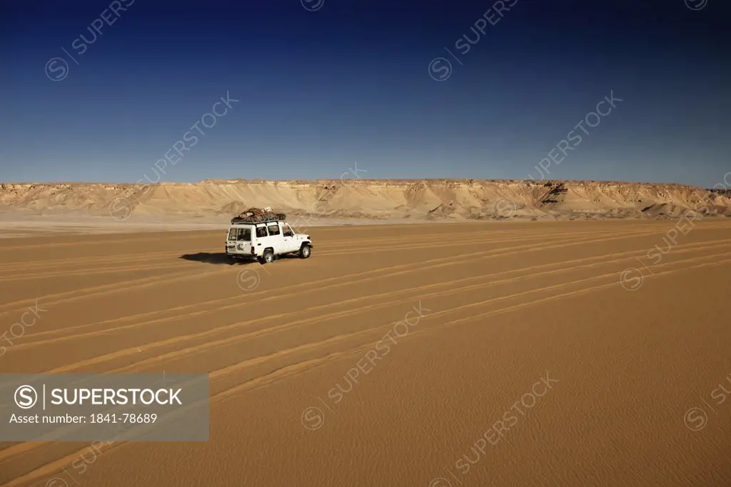 Off_road vehicle in the Libyan Desert, Egypt