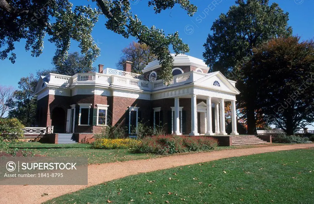 Mansion with trees in field, Thomas Jefferson´s Monticello, Charlottesville, Virginia, USA