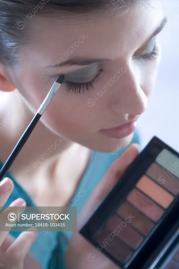 woman putting eye shadow
