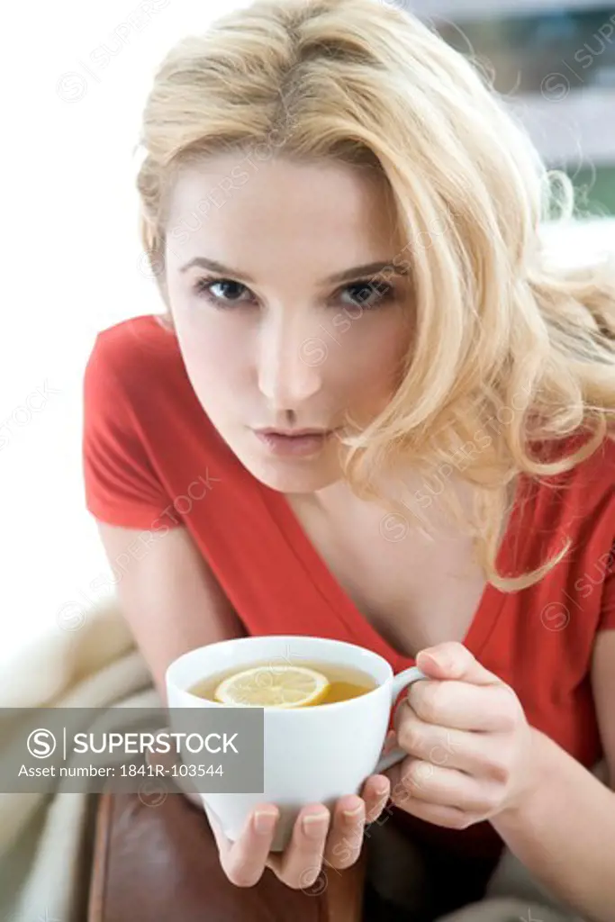 woman drinking lemon tea