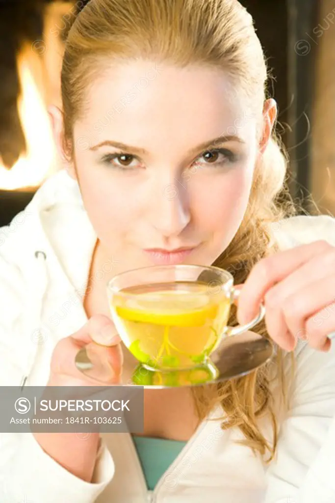 woman drinking lemon tea