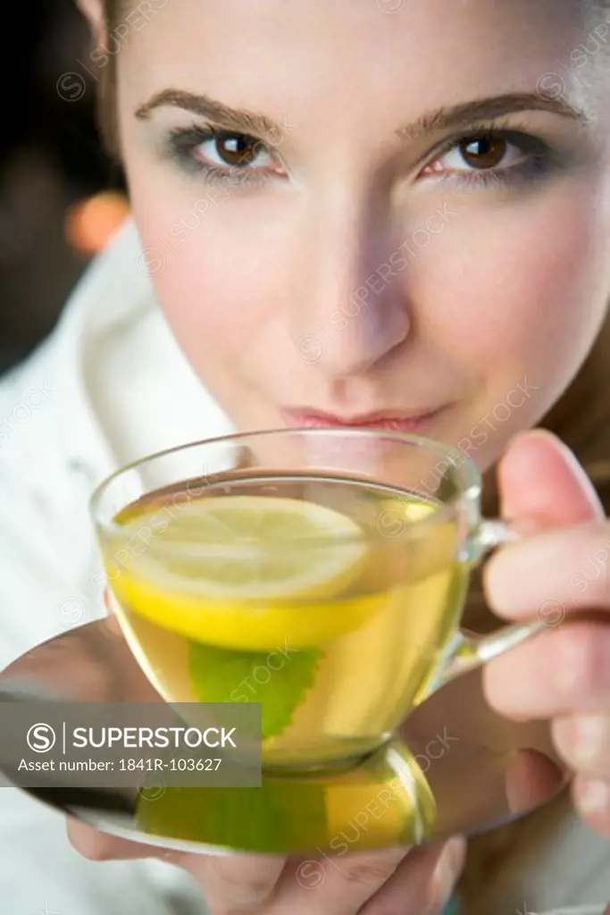 woman drinking lemon tea