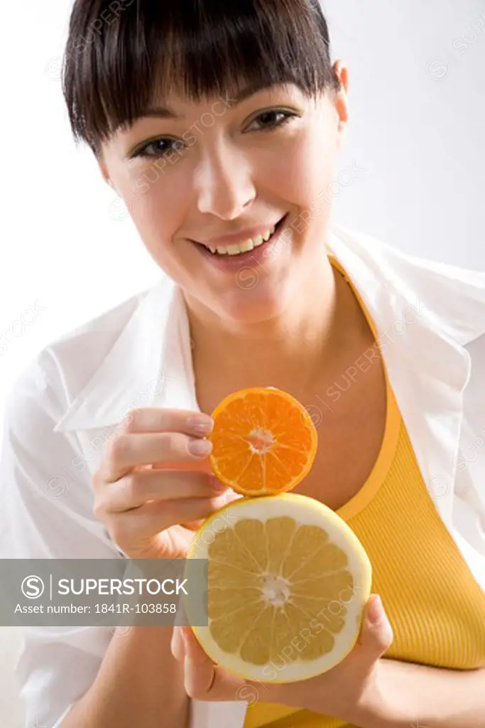 smiling woman with manadarine and grapefruit