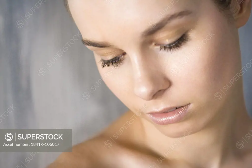 woman in glod make up