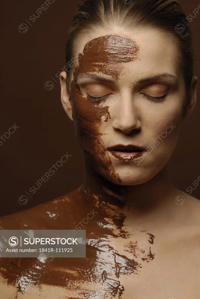 Natural cosmetics : chocolate  - face of a young woman