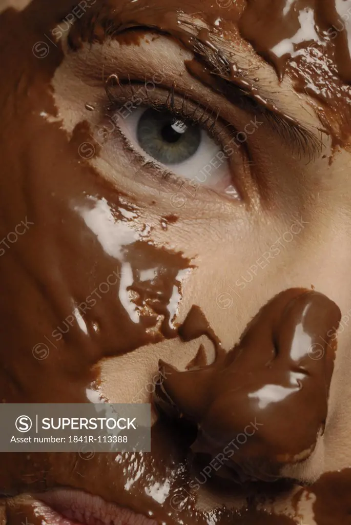 Natural cosmetics : chocolate  - face of a young woman
