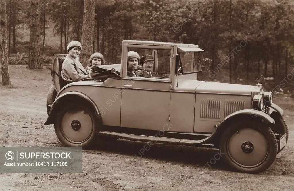 Historical picture of a family in a car