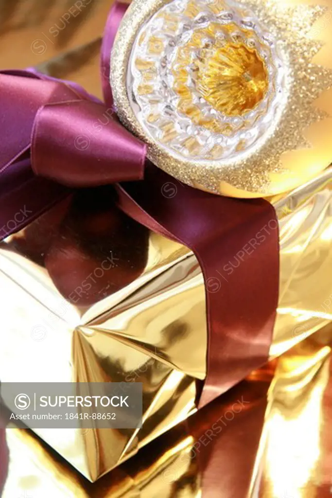 Close-up of gift box with Christmas bauble