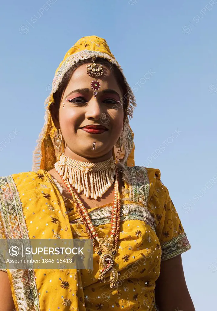 Beautiful woman in traditional Rajasthani dress, Jaipur, Rajasthan, India