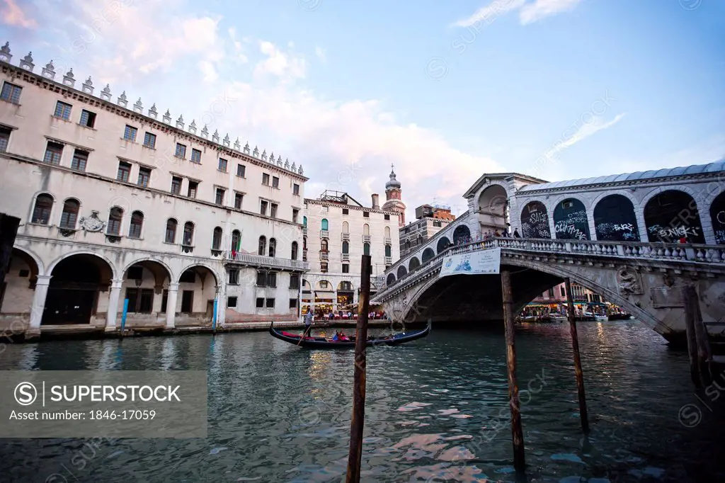 Rialto Bridge spanning the Grand Canal, Venice, Veneto, Italy