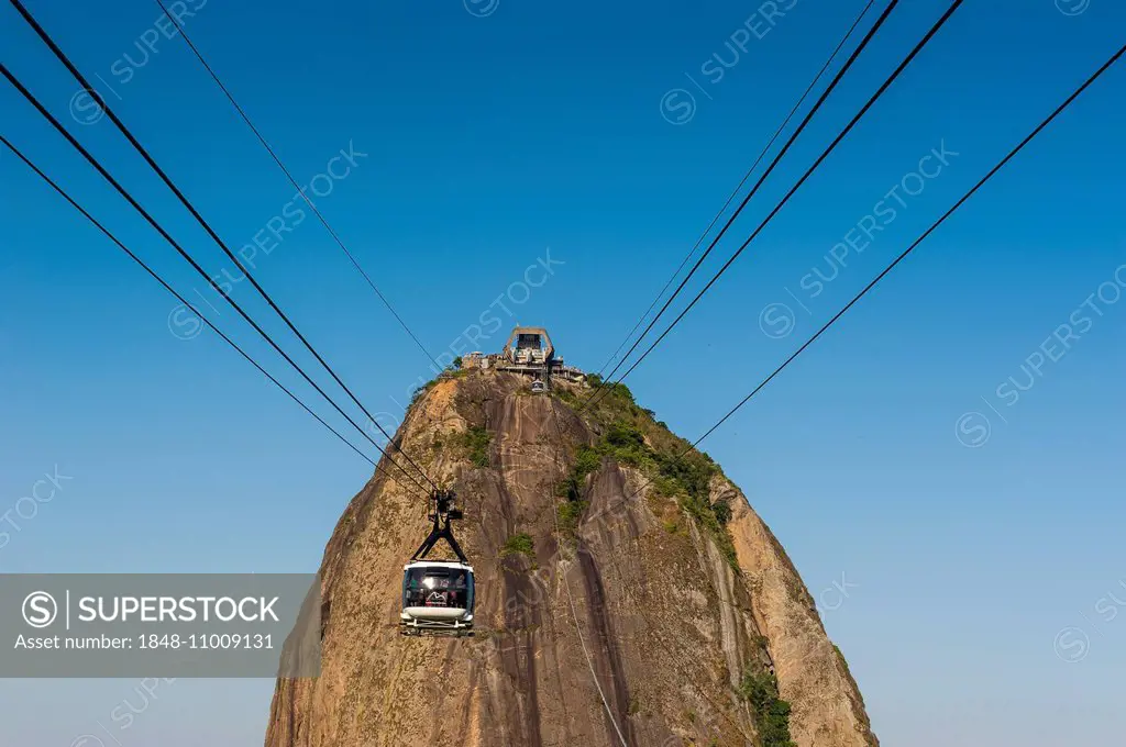 Cable car leading up to Sugarloaf Mountain or Pío de Açúcar, Rio de Janeiro, Brazil