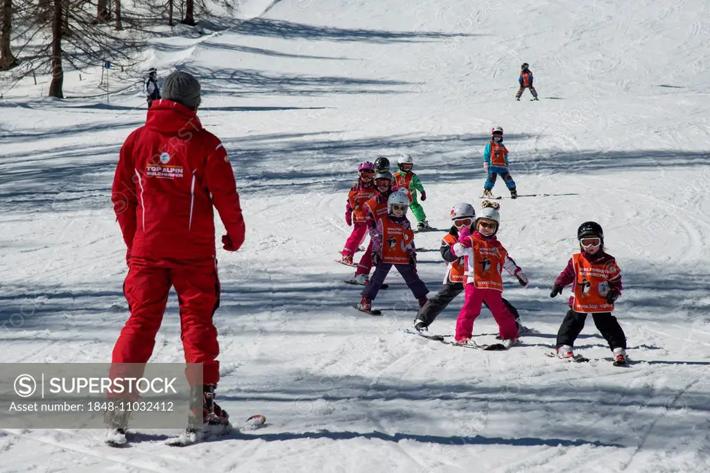 Children ski lessons with instructor on the piste, Zauchensee, Pongau, Tauern, Salzburg, Salzburg State, Austria