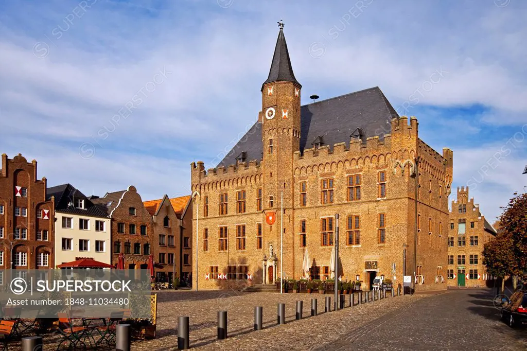 Gothic town hall, Rathausplatz square, brick house, historic building, Kalkar, Lower Rhine region, North Rhine-Westphalia, Germany