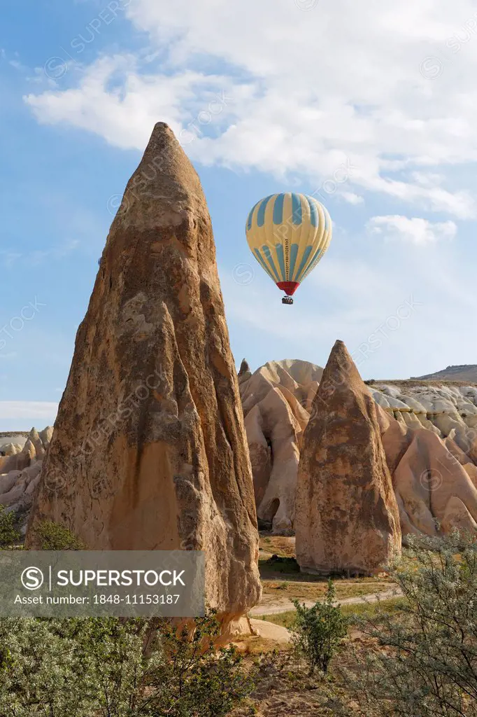 Hot air balloon, Fairy Chimneys, tufa formations, Göreme National Park, Cappadocia, Central Anatolia Region, Anatolia, Turkey