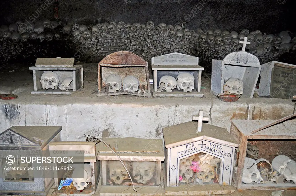 Skulls, bones, Fontanelle cemetery, historic cemetery in an underground cave system, Naples, Campania, Italy