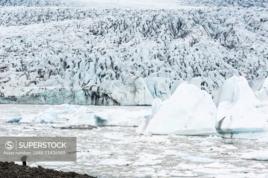 Floe, icebergs, glacier, glacier lagoon, man taking pictures of Breiðárlón and Vatnajökull glacier, Austurland, Iceland